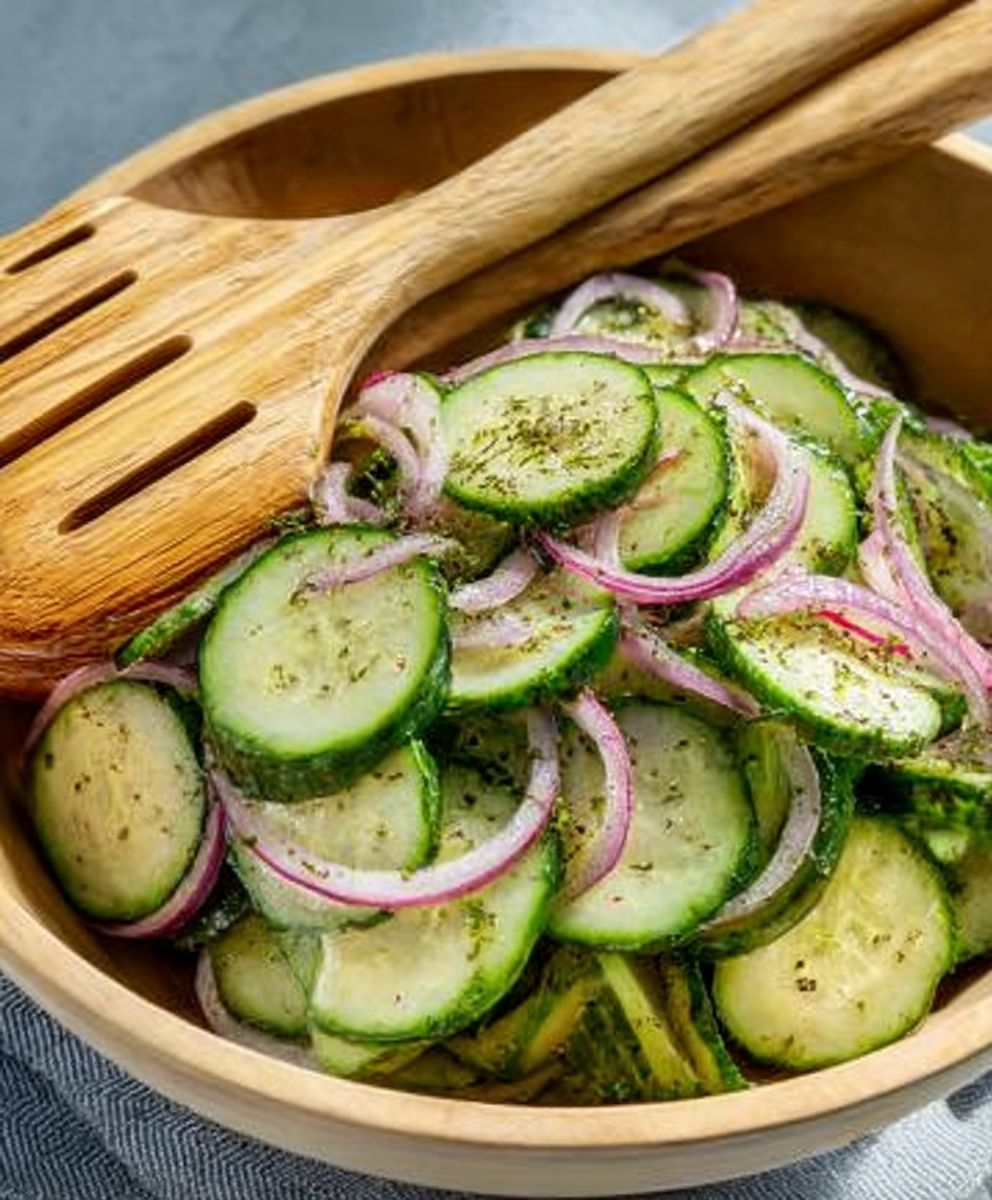 Salade concombres oignons rouges